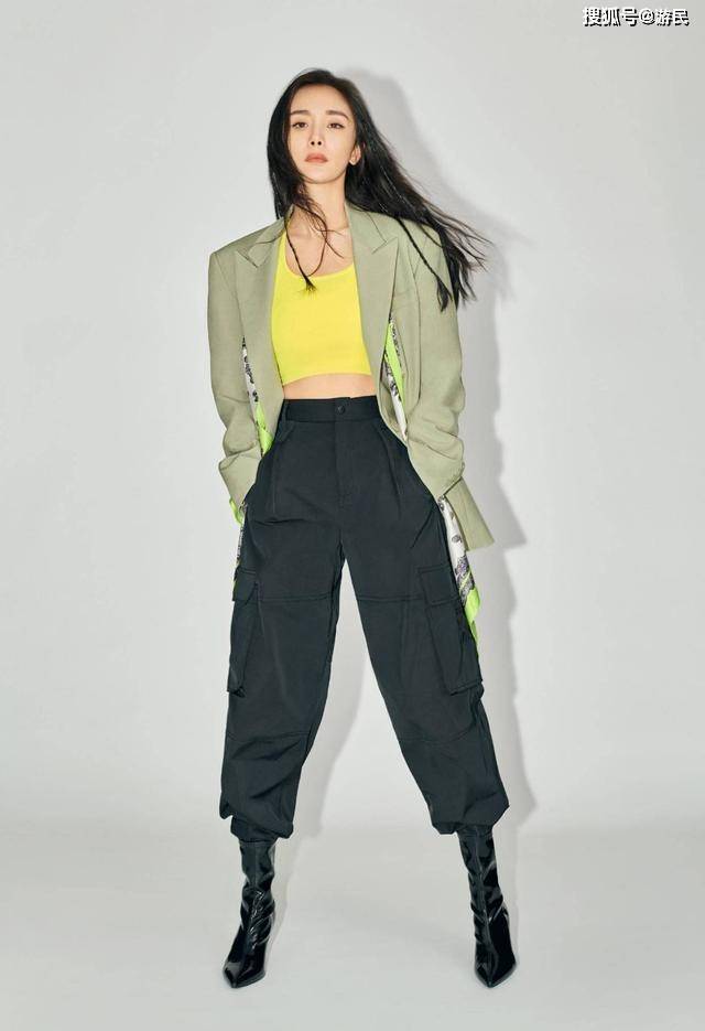 黄卫衣 趁着亮丽黄还没大火，赶紧跟着杨幂学起来，简单3招让你时尚满满