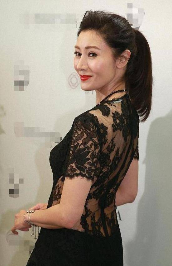 玲珑 50岁李嘉欣气质让人惊艳，穿黑色半透纱裙秀玲珑曲线，优雅又高级！