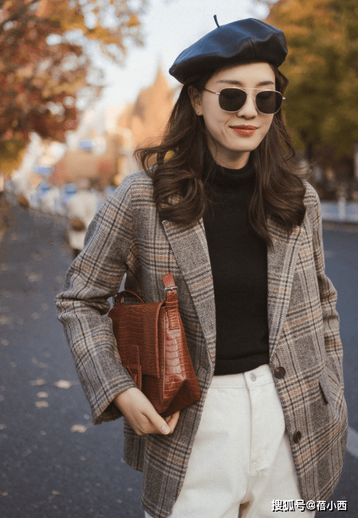 黑色 打底裤早烂大街了，“奶白裤”才是当季王者！搭配大衣、西装好美