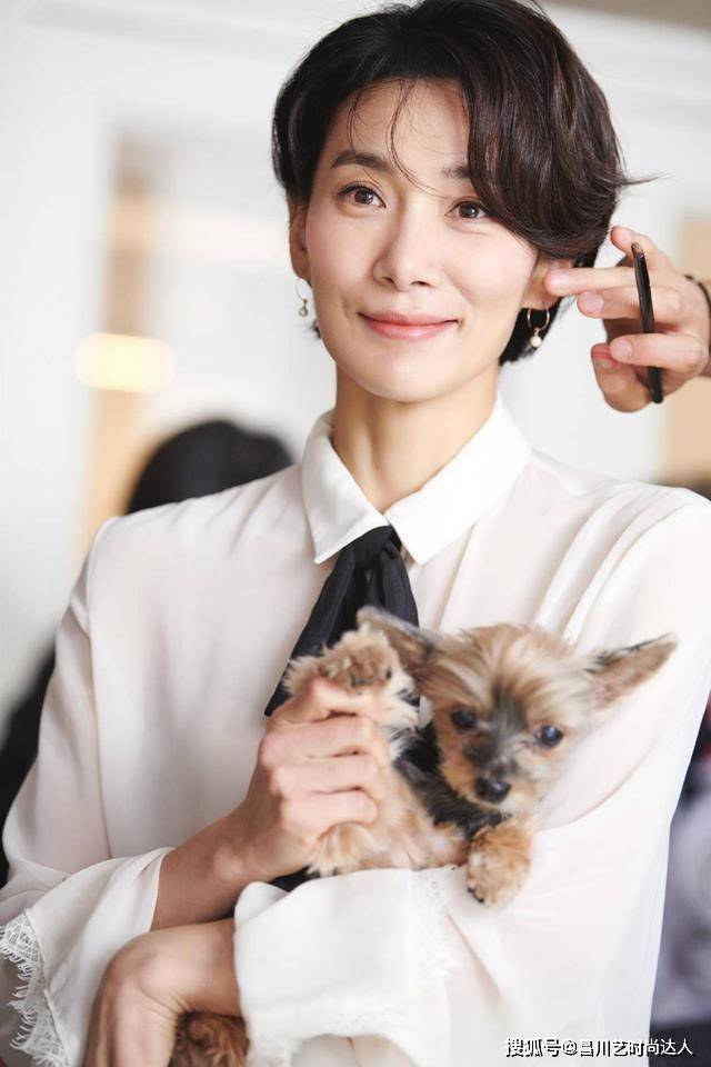 行走 这位韩国阿姨太会穿,47岁的简约穿搭,堪称行走的时尚典范