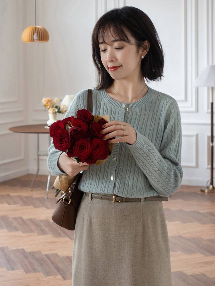 设计 秋冬，高级感穿搭指南，针织衫搭配半身裙，温柔知性更具女人味