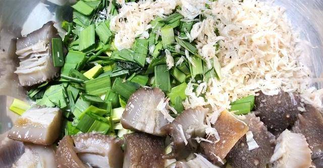 炸酱面|夏天要多吃面条，教你个懒人做法，比豆角焖面还好吃，上桌就扫光
