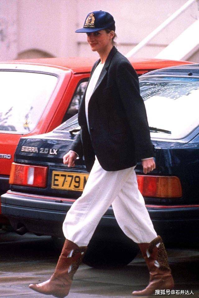 运动服 海莉亲自示范，如何利用3个简单技巧，把运动服穿出街头时尚感