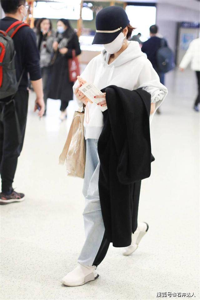 卫衣 马伊琍才是中年女性穿搭典范！连帽卫衣+牛仔裤，保暖时髦还减龄