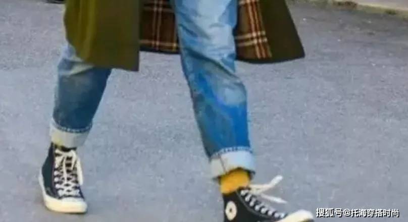 帆布鞋 男生穿牛仔裤配什么鞋好看?