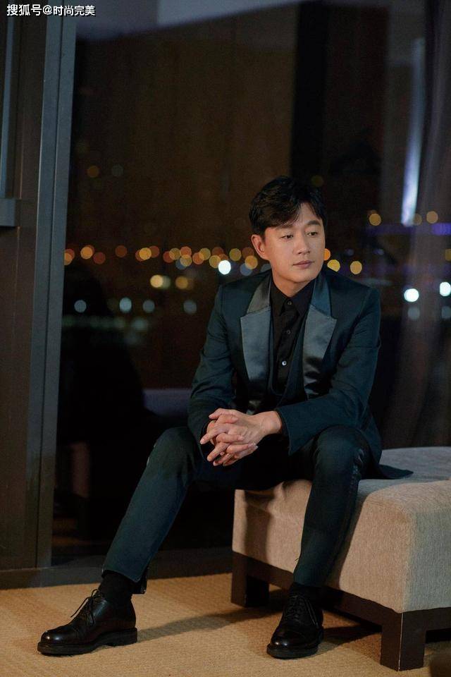 设计 佟大为夫妇合体亮相,关悦穿露肩裙性感大方,硬把老公衬成背景板