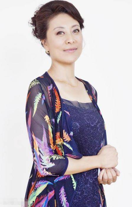 她是张嘉译的前妻,患癌后遭丈夫抛弃,今靠女儿跑龙套养活!_岳红