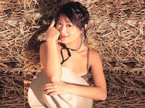 她因身材容貌得到王晶赏识,凭借"尺度片"走红,却做了26年绿叶_姚乐怡