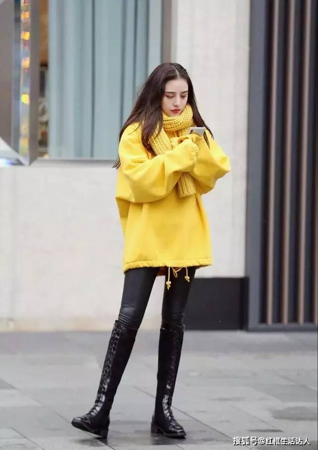 卫衣 棉服+牛仔裤，卫衣+阔腿裤，学生党这样穿，减龄还时髦