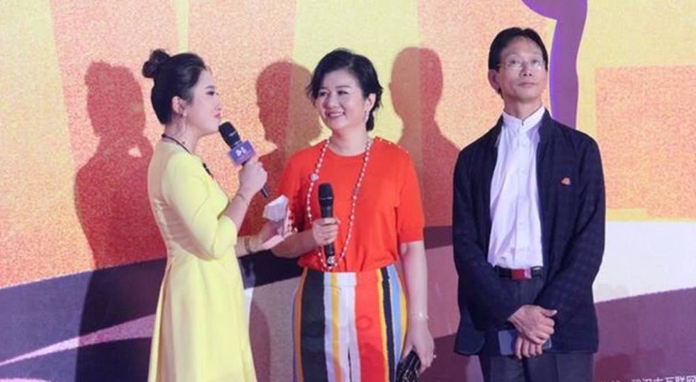 齐耳 郑卫莉真实不装，55岁身材发福有肚腩不掩饰，自然衰老也好漂亮！