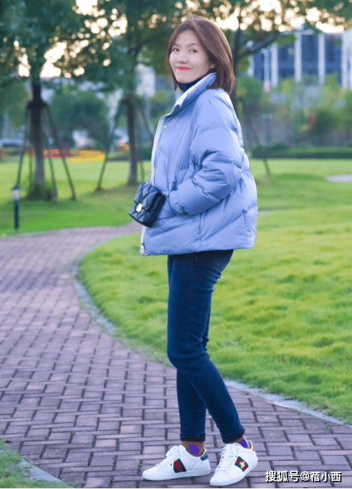 小白 “羽绒服+牛仔裤”=秋冬洋气搭配,兼具时髦和保暖,太高级了!
