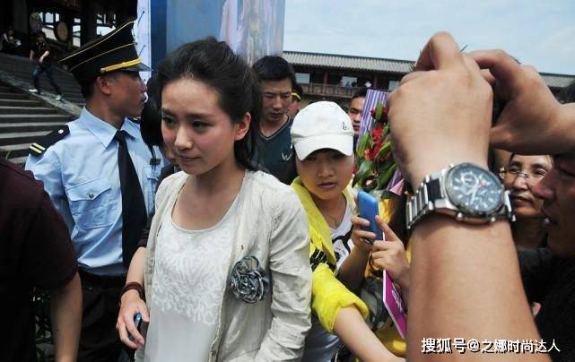 上半身 搭配上简单的你牛仔裤就行，和服装上半身的气场相符