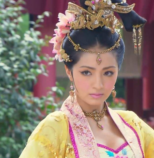 小孩孩子长相遗传父母，麦迪娜公开女儿正脸照，两人鼻型差距引热议