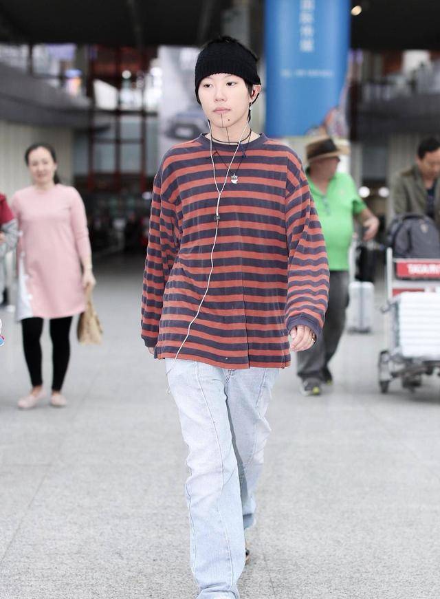 黑色 窦靖童的时尚品味不一般！条纹上衣配牛仔裤中性洒脱，潇洒不羁