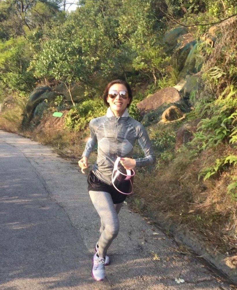 活动李嘉欣原来结婚后也可以这么漂亮，穿搭起来犹如少女一般！