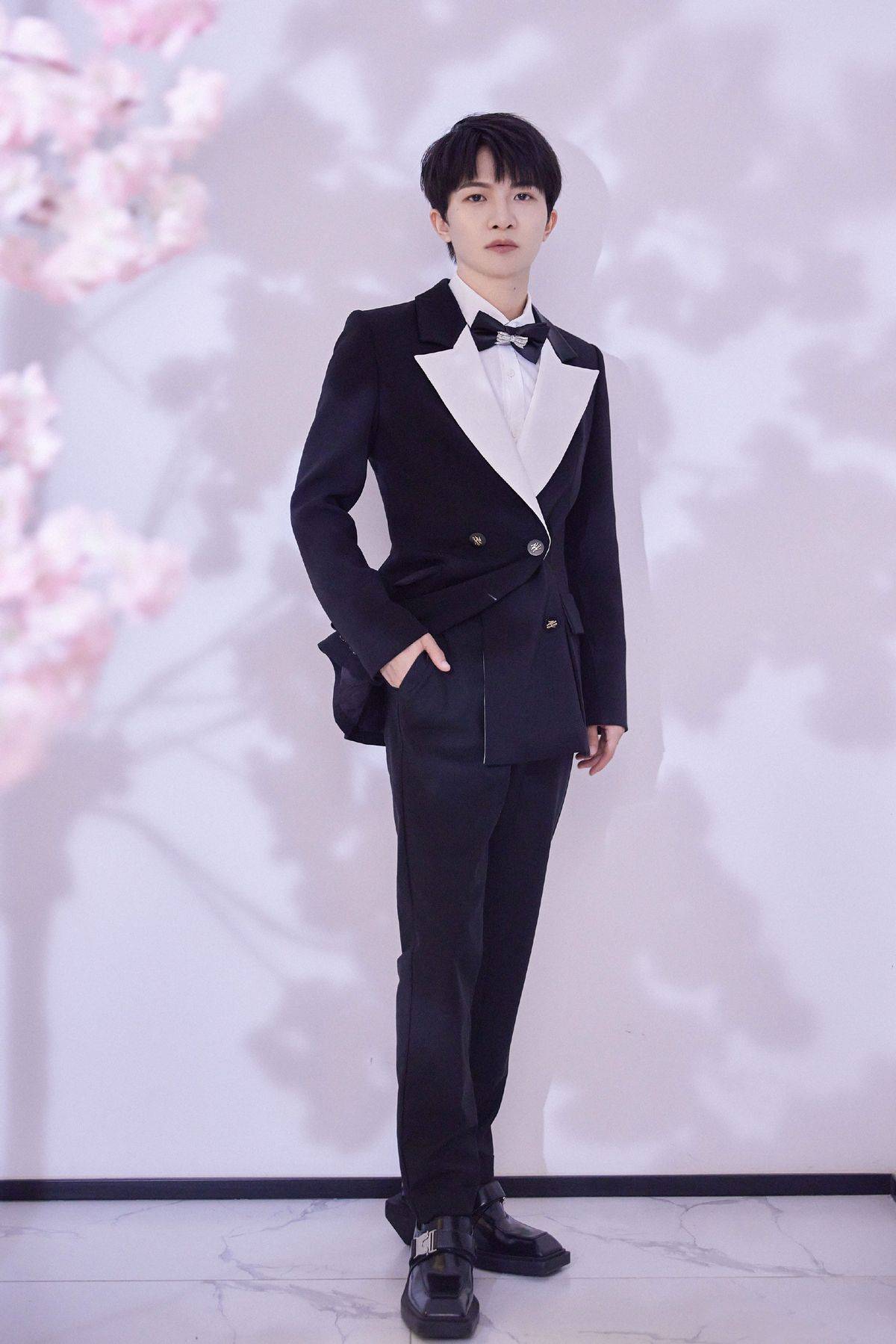 周深 小个子不适合穿西装?看到身高161cm周深的造型,你会改变看法