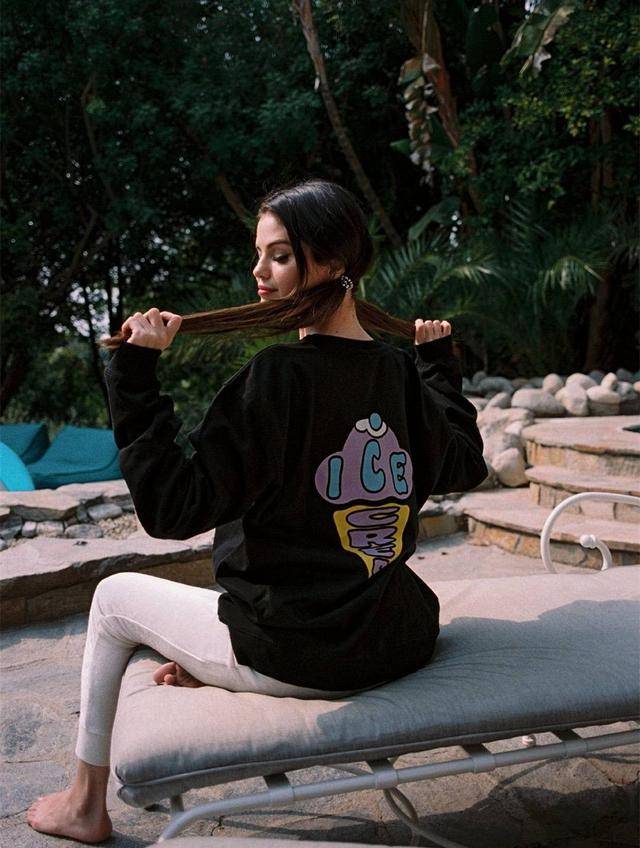 化妆品 赛琳娜瘦下来更美了,穿V领针织衫温柔优雅,露出精致锁骨超迷人