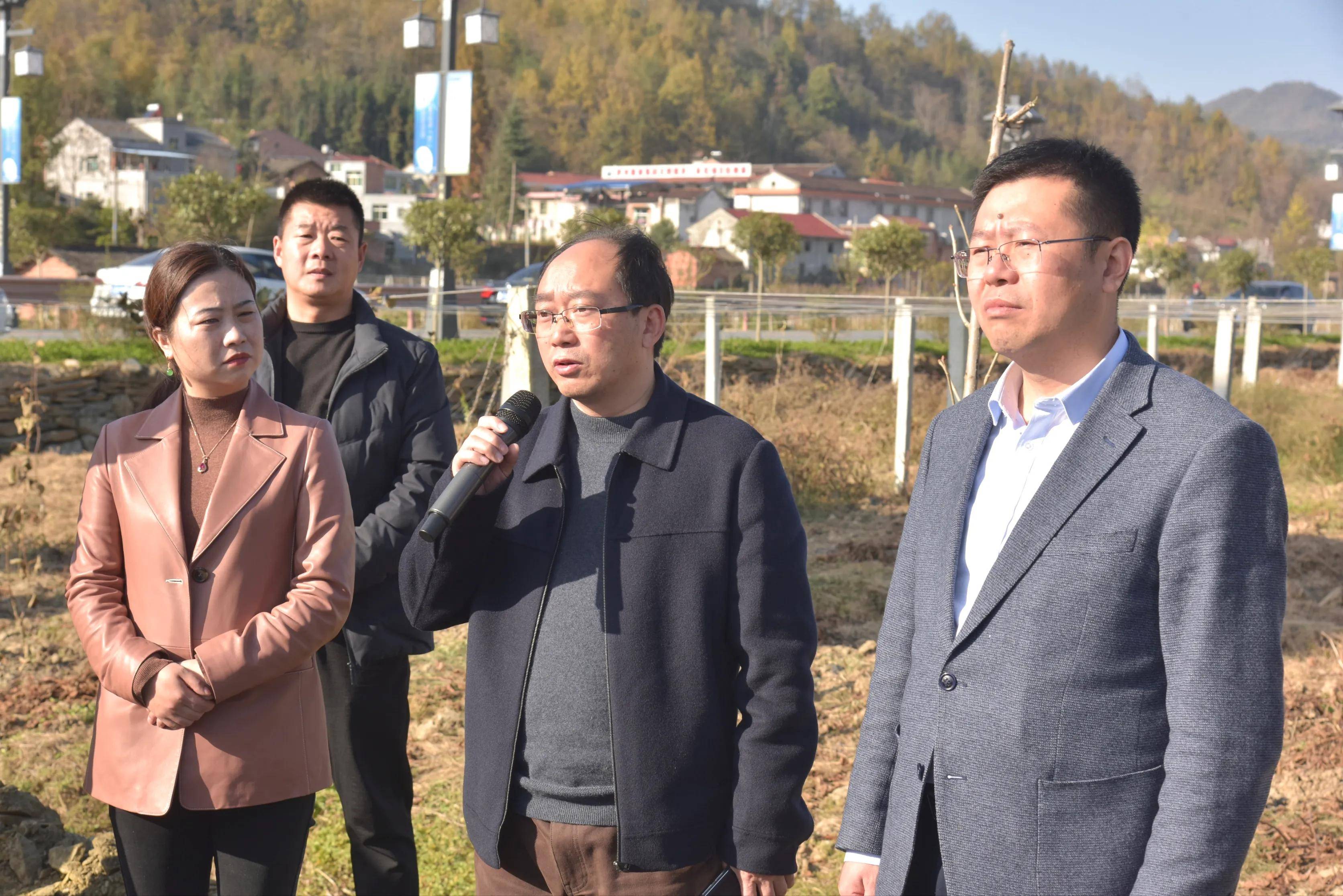 在这里汉阴县副县长刘济兵介绍道山上金银花,山下小龙虾,村上姑娘美