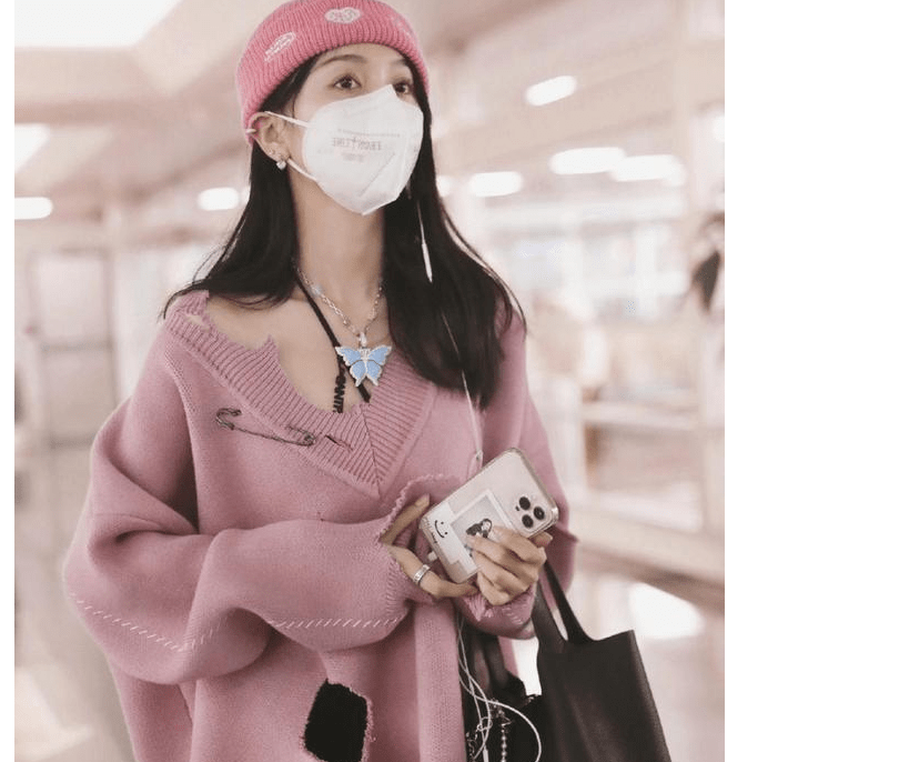 身材 太土了,吴宣仪最新机场造型翻车,黑色白花边袜,被粉丝吐槽好丑