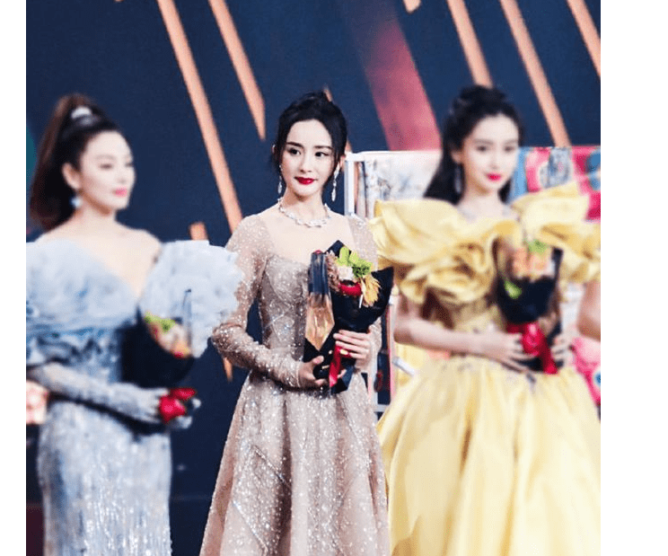 身材 太土了,吴宣仪最新机场造型翻车,黑色白花边袜,被粉丝吐槽好丑