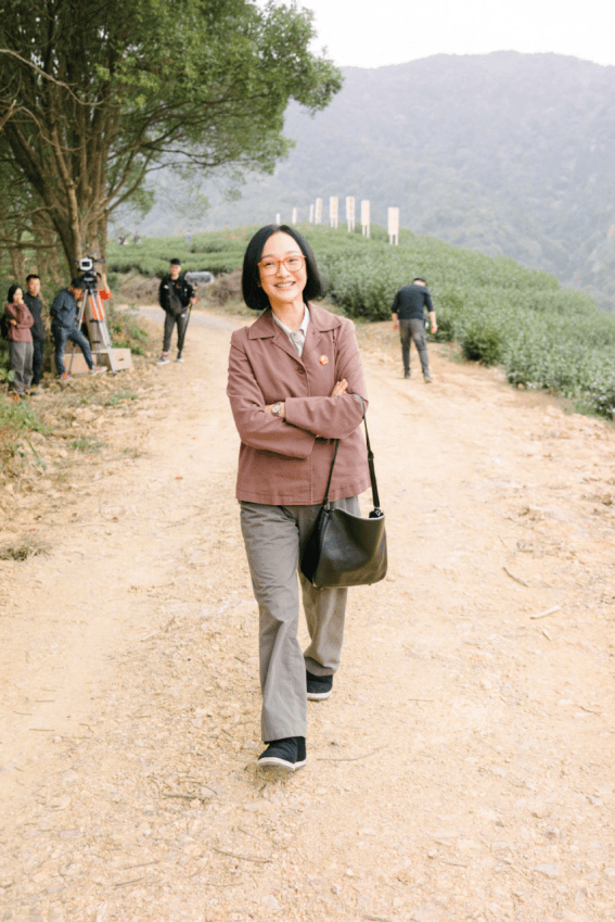 屠呦呦 47岁的周迅从不赶时髦，穿着简单朴素和常人无异，还好气质撑住了