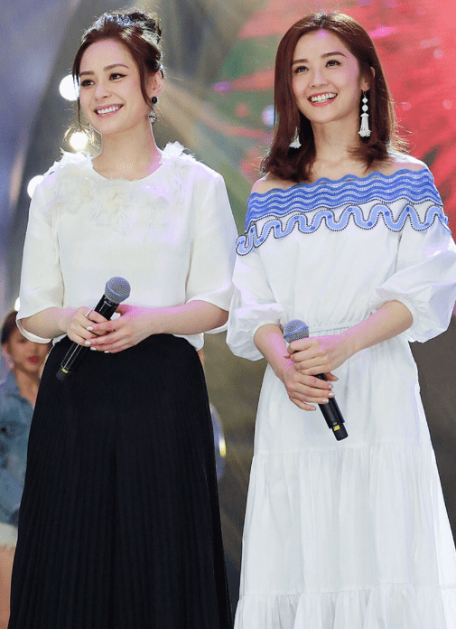 青春 蔡卓妍这身搭配太减龄，哪像快奔四的人，薄纱配牛仔裙青春动人