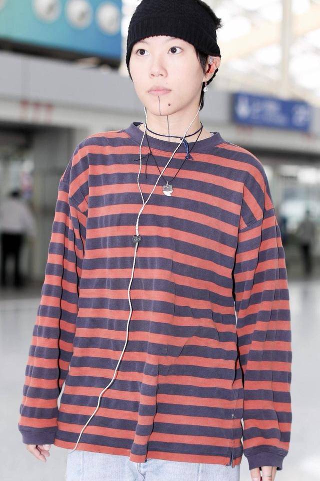 黑色 窦靖童的时尚品味不一般！条纹上衣配牛仔裤中性洒脱，潇洒不羁