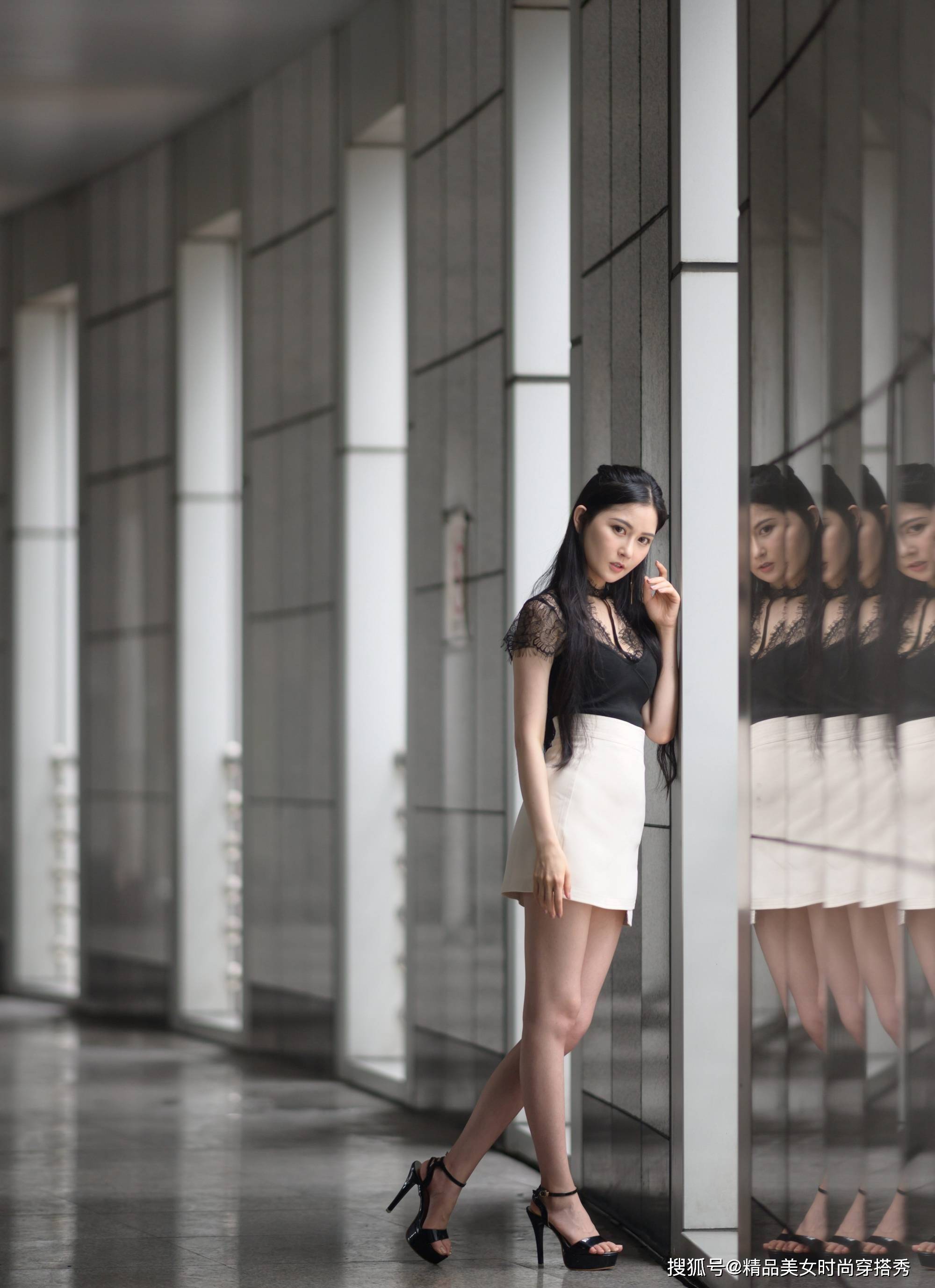 短裙 黑色蕾丝拼接修身打底衫，沉静而雅致，收拢淑女般的气质