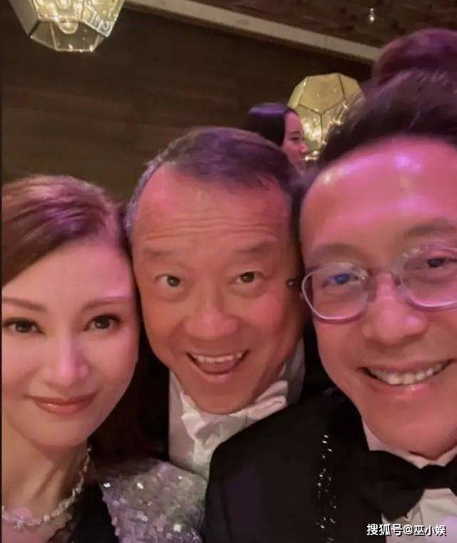 对比李嘉欣晒罕见美照？戴名贵珠宝显富态，与许晋亨同框对比明显