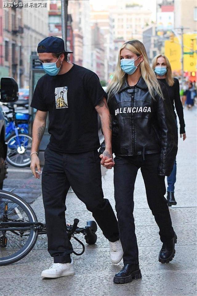 情侣 小贝长子牵手未婚妻，同穿黑衣默契十足，活成了情侣最甜蜜的样子
