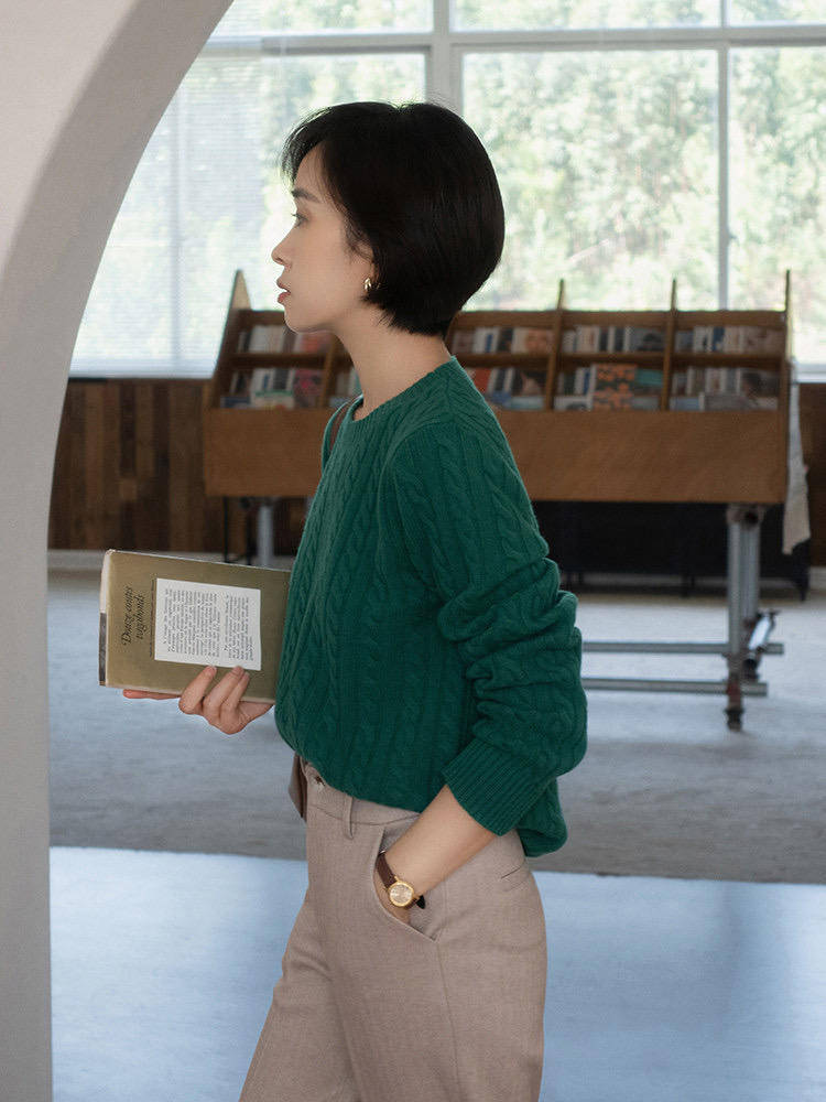 下半身 这个冬天一定要拥有一件羊毛衫,搭配棕色西装裤,简直不要太美