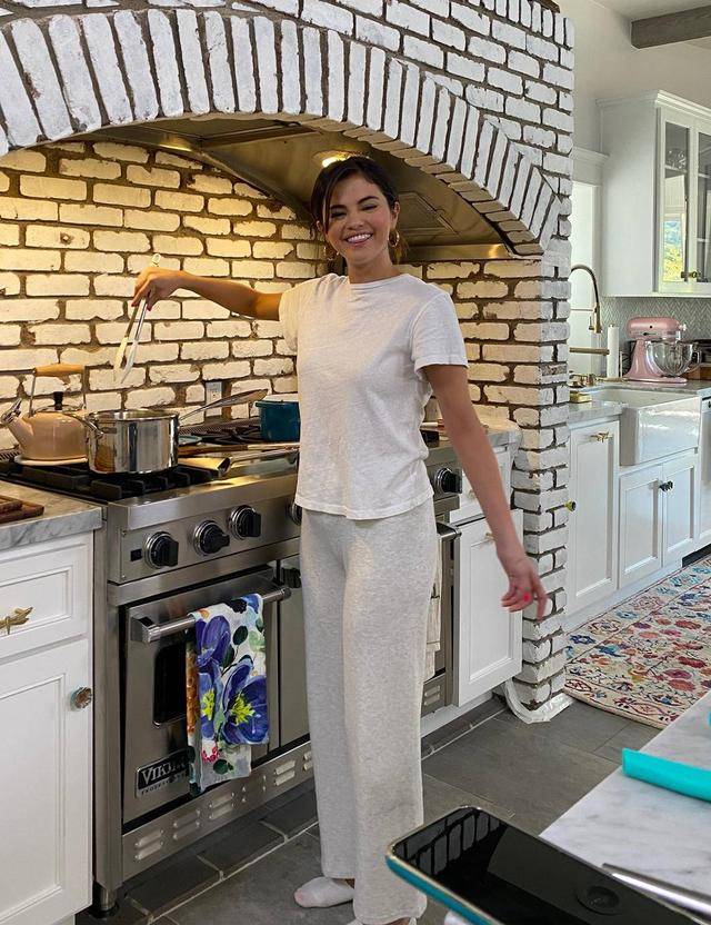 化妆品 赛琳娜瘦下来更美了，穿V领针织衫温柔优雅，露出精致锁骨超迷人