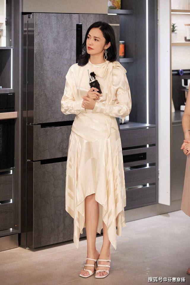 衣袖 姚晨的女人味真足,缎面上衣搭不规则半身裙,优雅身姿尽显东方美