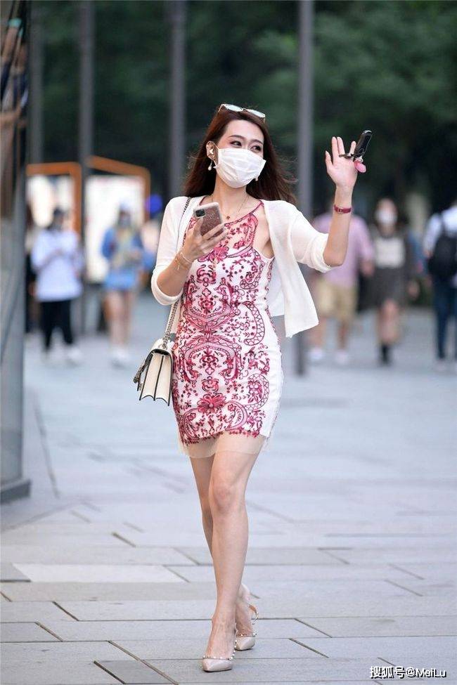 高跟鞋 粉色连衣裙搭配高跟鞋,让你成为街上靓丽的风景线!