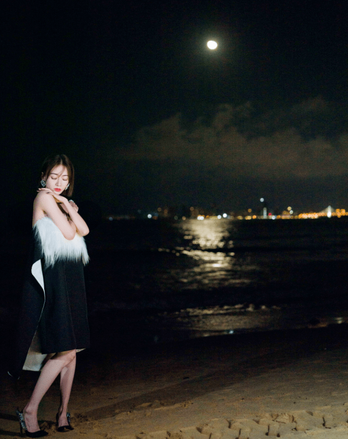 显得 吴谨言人美但是太瘦，穿棕色大衣身形单薄，个子不高但是很显腿长