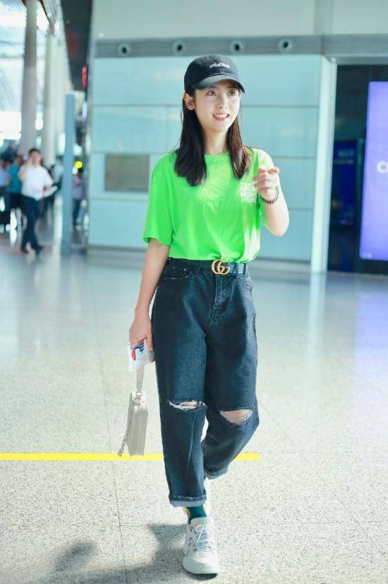 一身 别再穿“阔腿裤”了，烂大街！今年流行的“挖空裤”，清爽又有型