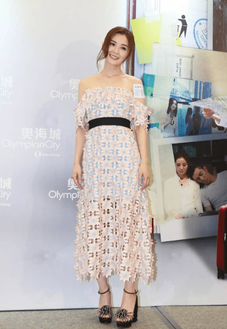 青春 蔡卓妍这身搭配太减龄，哪像快奔四的人，薄纱配牛仔裙青春动人