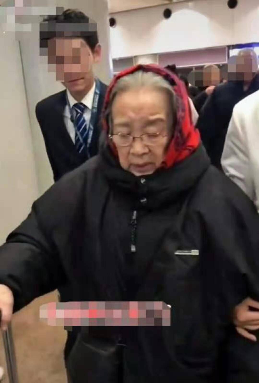 头发 李明启录节目合影，85岁白发苍苍还这么精神，穿红衣气质优雅！