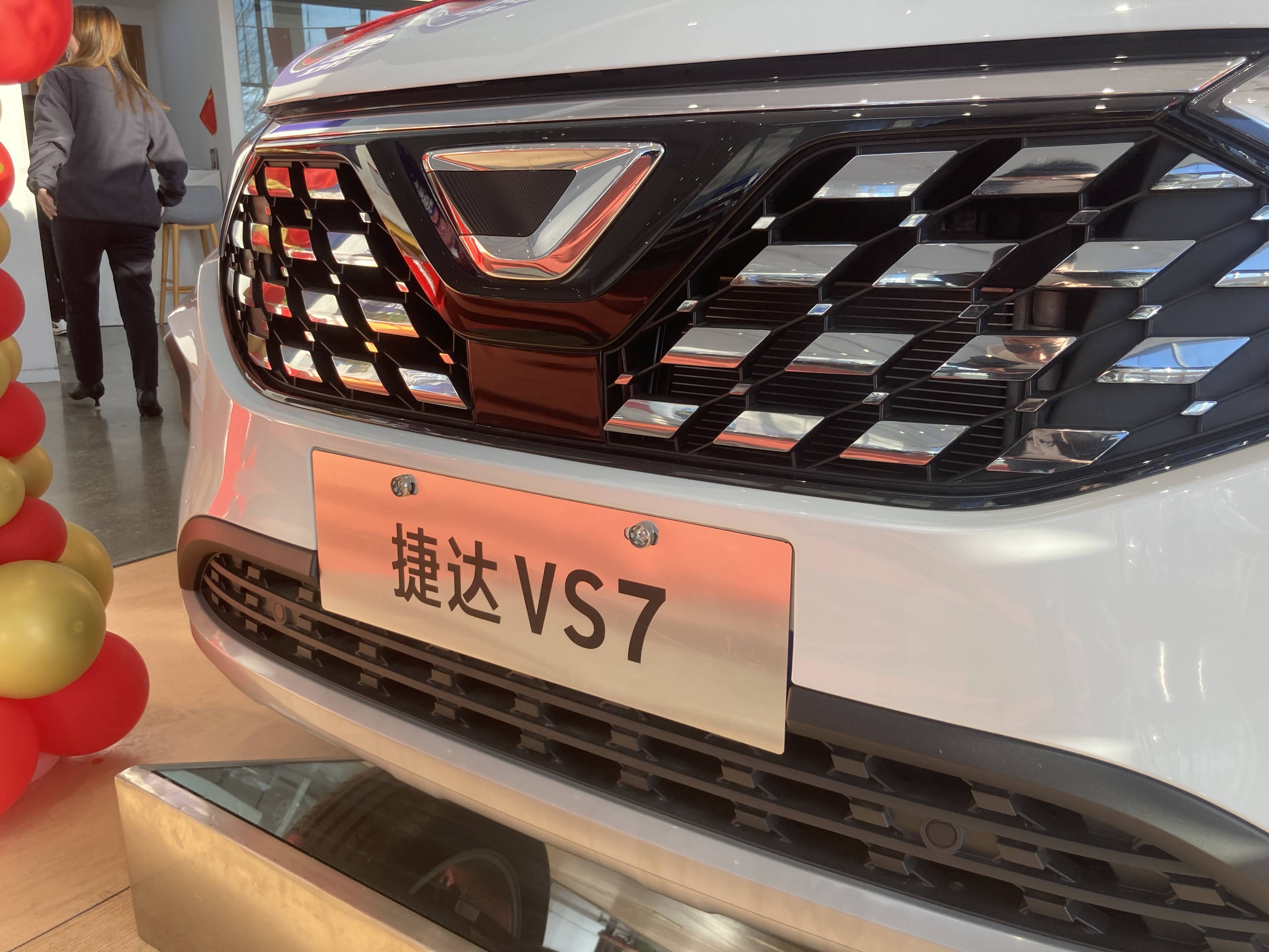 ta是放大版的捷达vs5,前脸鳞片铠甲式进气格栅,再搭配上"j"型车标logo