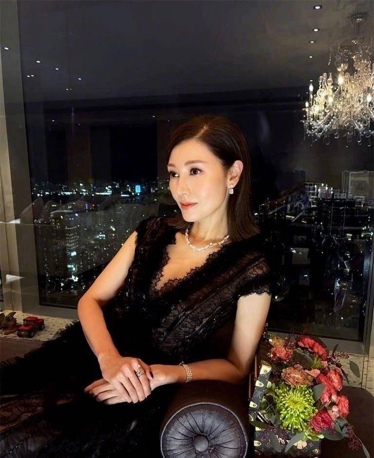 满钻51岁李嘉欣晒美照，戴钻石首饰贵气十足，与老公同框似两代人