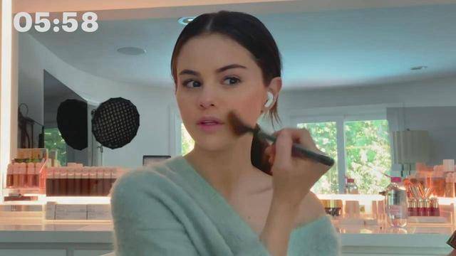 化妆品 赛琳娜瘦下来更美了，穿V领针织衫温柔优雅，露出精致锁骨超迷人