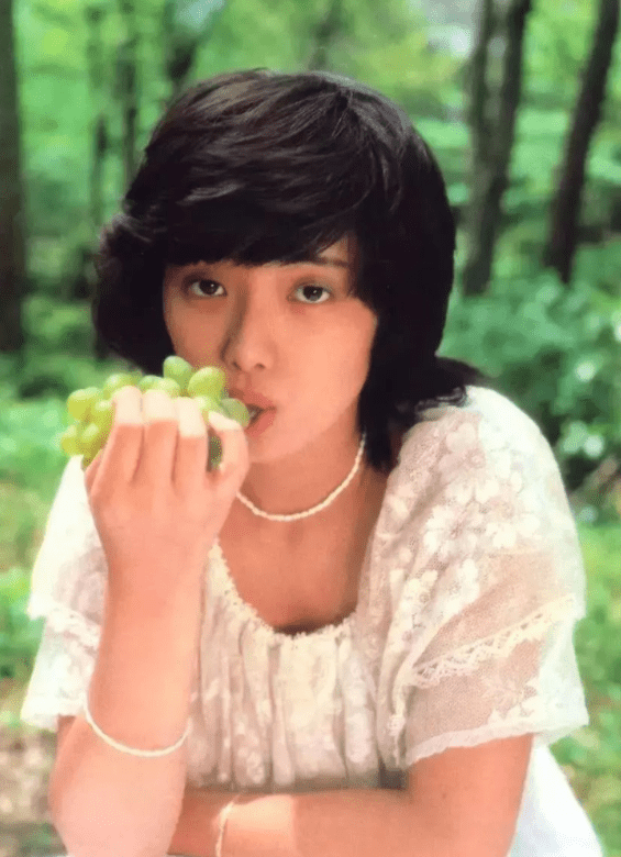 颜色 62岁山口百惠状态好真实,穿宽大衬衫拎买菜兜子,但气质仍很美