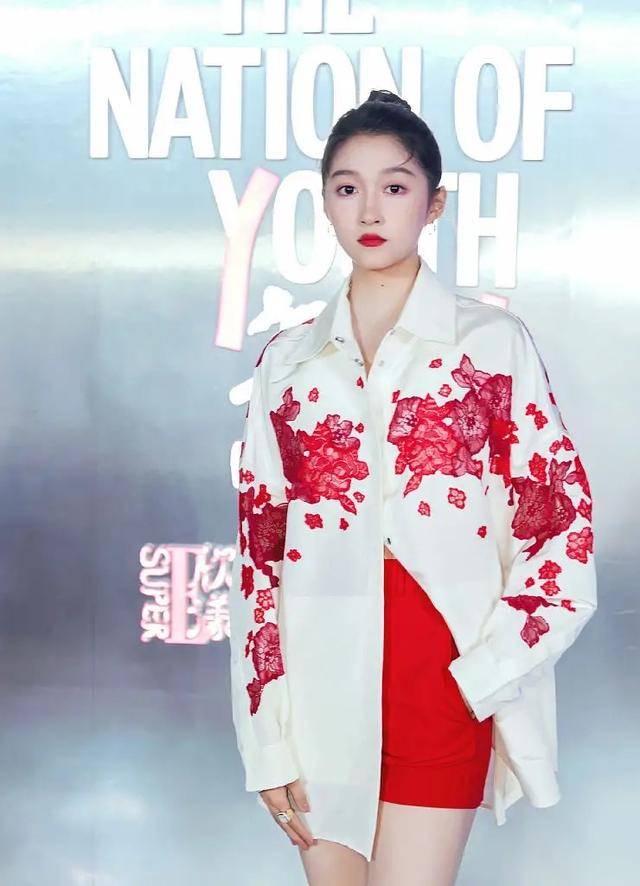 时尚 关晓彤玫瑰刺绣衬衫造型曝光！红白look女人味十足，大秀逆天长腿！