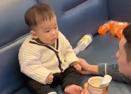 网友|浙江一萌娃困得不行,爸爸边喂零食边摇他,爸爸:让你半夜不睡觉