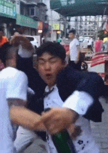 什么|搞笑GIF趣图:发现一位小女汉子,长大后还得了啊