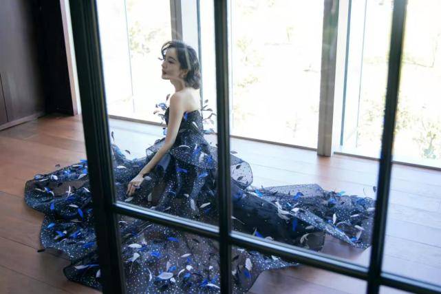 进行 杨幂艳福不浅！晚会大合影虽不站C位却美男环绕，穿羽毛裙变名媛