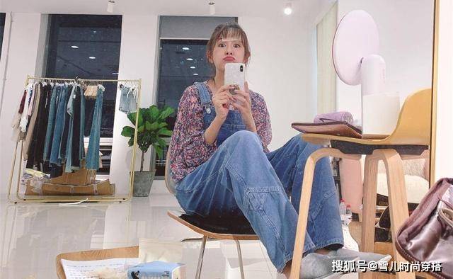 带着 陈赫娇妻张子萱好会穿，白T恤搭喇叭裤，活力清新哪像36岁俩娃妈