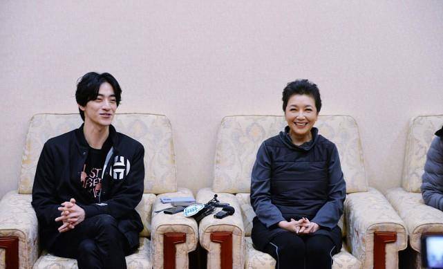 颜色 别说黑色服装看着沉闷了，试试江珊的黑色造型，中年女人穿着很美