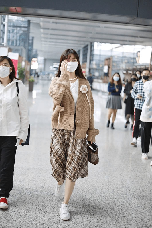 显得 孟子义的私服颜色虽然老气了点，可穿着却好美，像邻家小妹妹