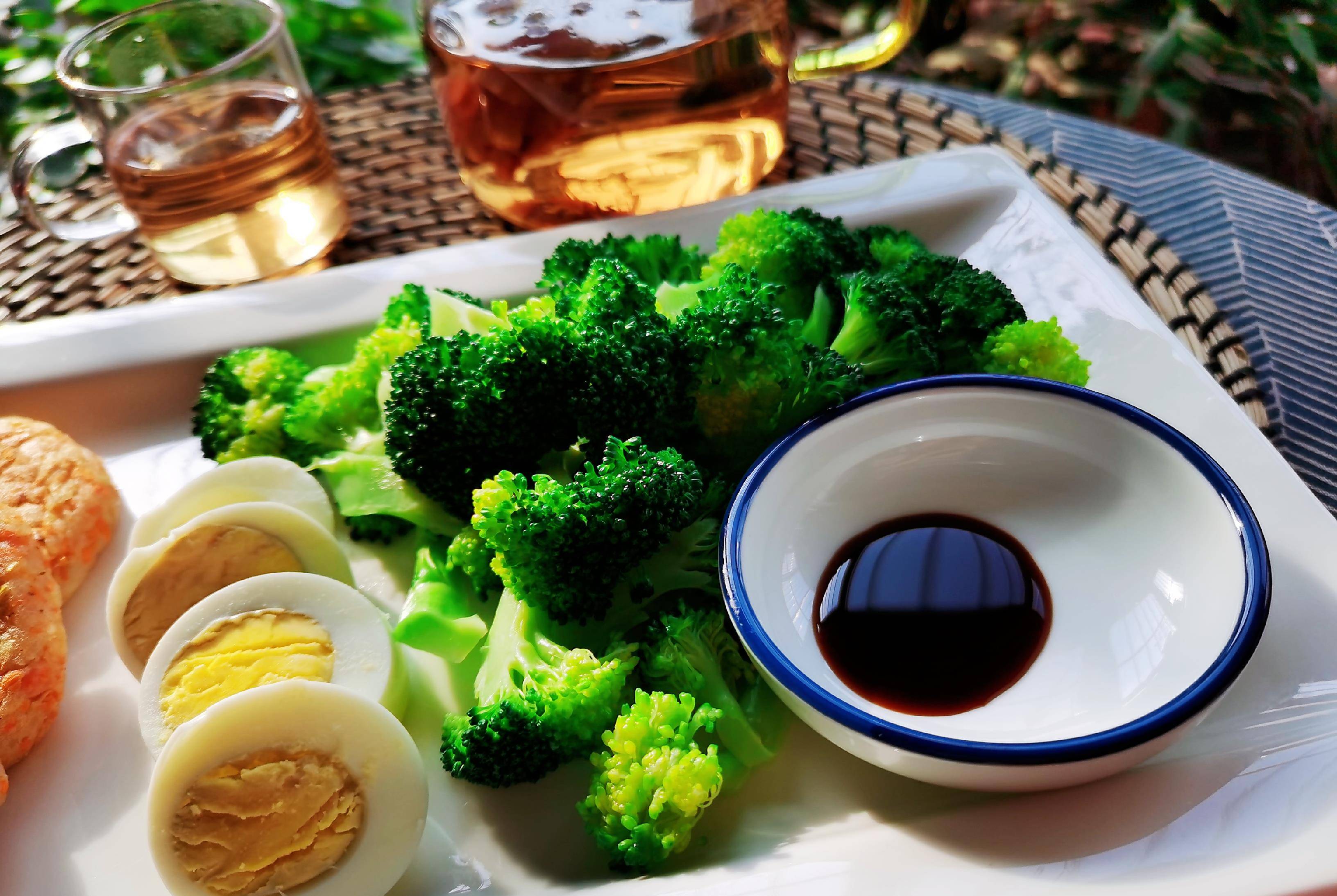 蔬菜|一个人吃好低脂早餐,20分钟做好了土豆泥胡萝卜饼,小菜和杂粮粥